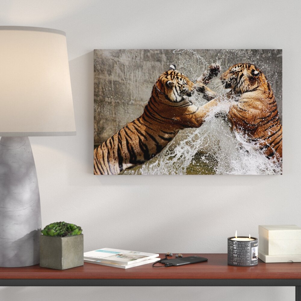 Leinwandbild ,,Kämpfende Tiger im Wasser", Fotodruck