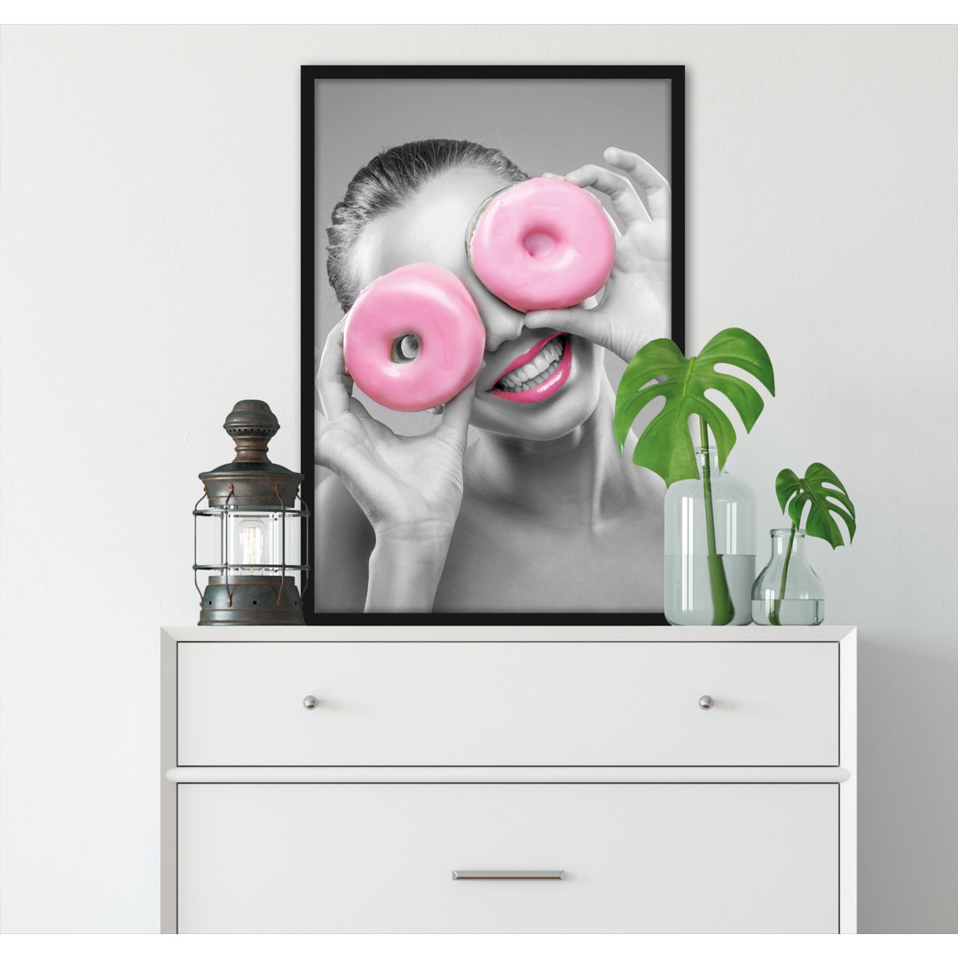 Gerahmter Grafikdruck Lustige Frau mit Rosa Donut Augen