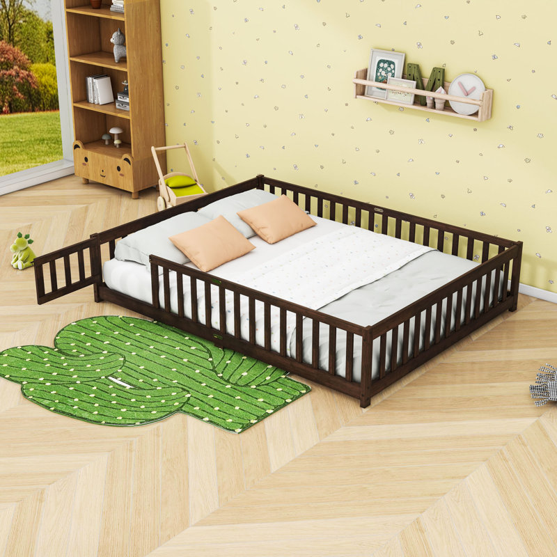 Grand lit en bois avec clôture
