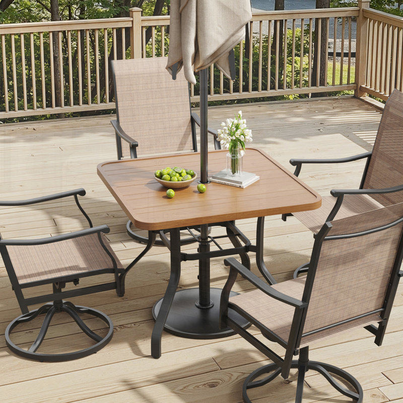Table de salle à manger d'extérieur avec trou pour parasol, texture semblable au bois et structure en métal toutes saisons pour la piscine, la terrasse et le porche