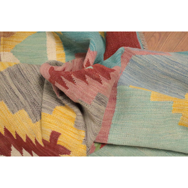 Le tapis vibrant Kilim 8 x 10 ajoutera une touche de couleur à votre espace
