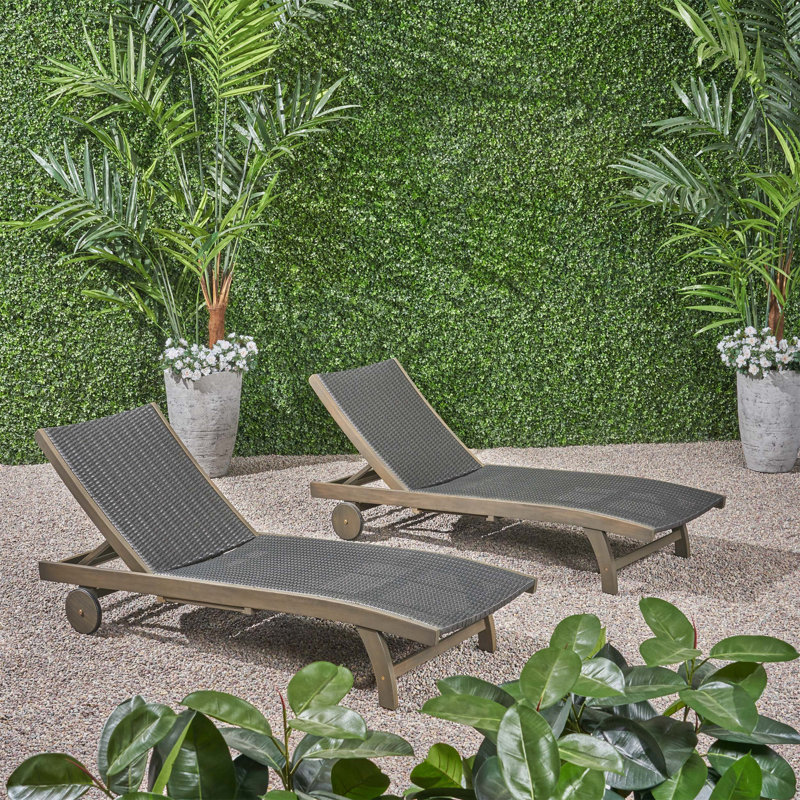 CHAISE LOUNGE WITH PULL-OUT TRAY