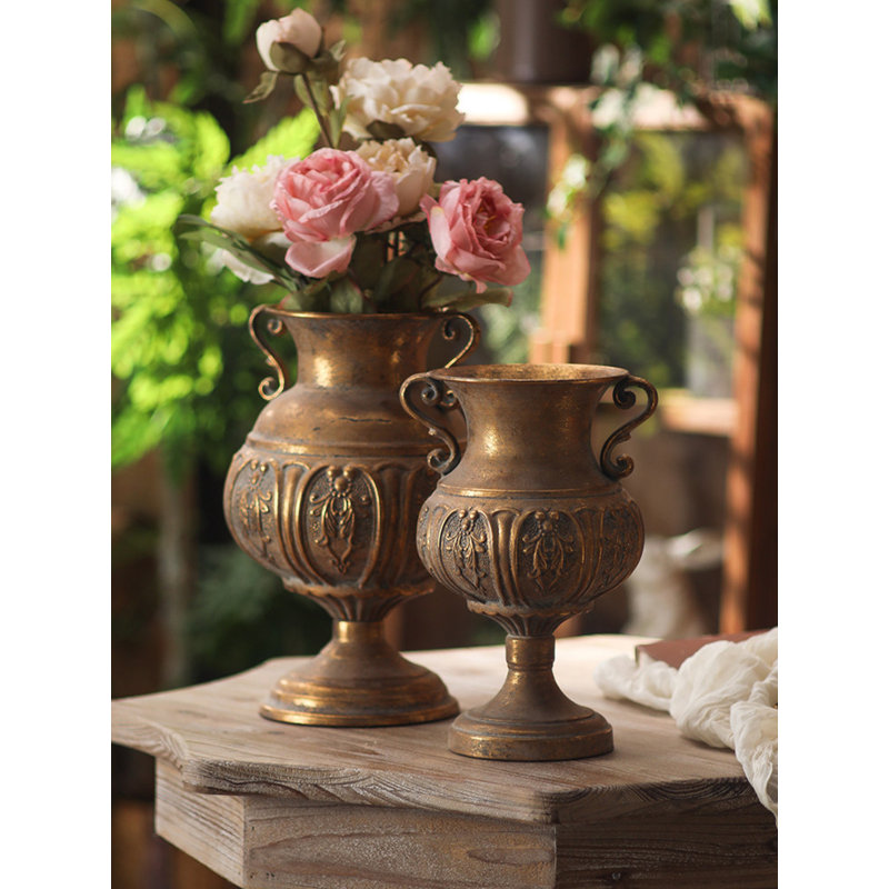 Vase en métal vieilli avec poignées à volutes, H 13,8 po x l 9,1 po x P 9,1 po, 2