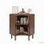 Armoire d'angle cannelée avec portes coulissantes et tablettes réglables