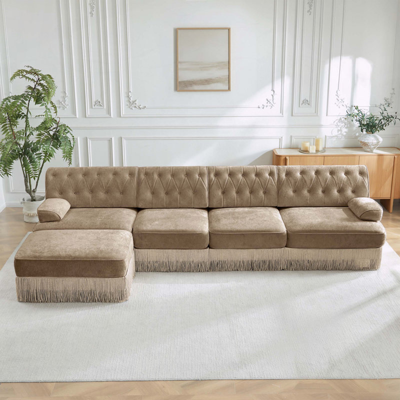 Canapé Chesterfield 135 en L en velours avec jupe à pampilles, Camel