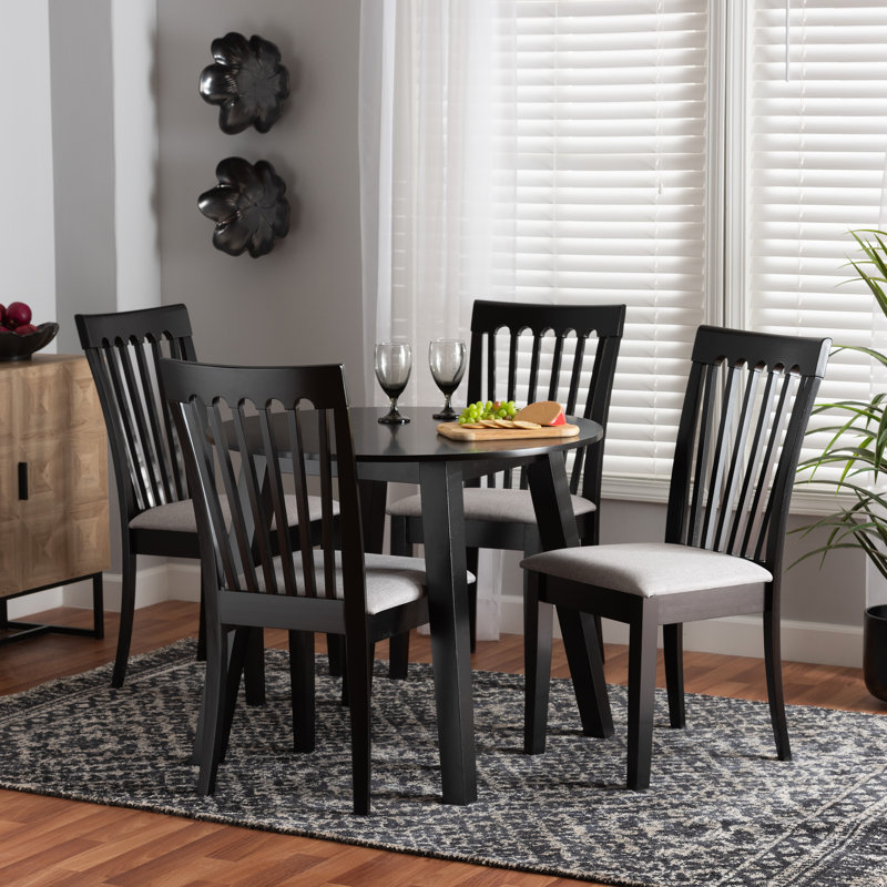Ensemble repas pour quatre personnes