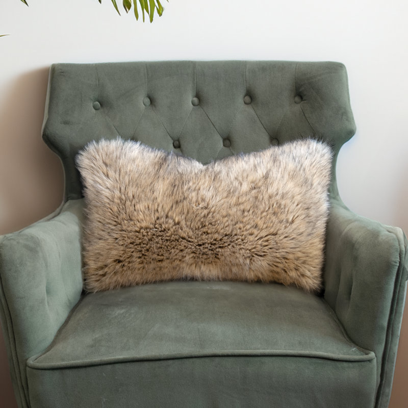 Grand choix de coussins décoratifs en fausse fourrure Thomas Collection® Desert Wolf, Rectangle H 12 po x l 20 po
