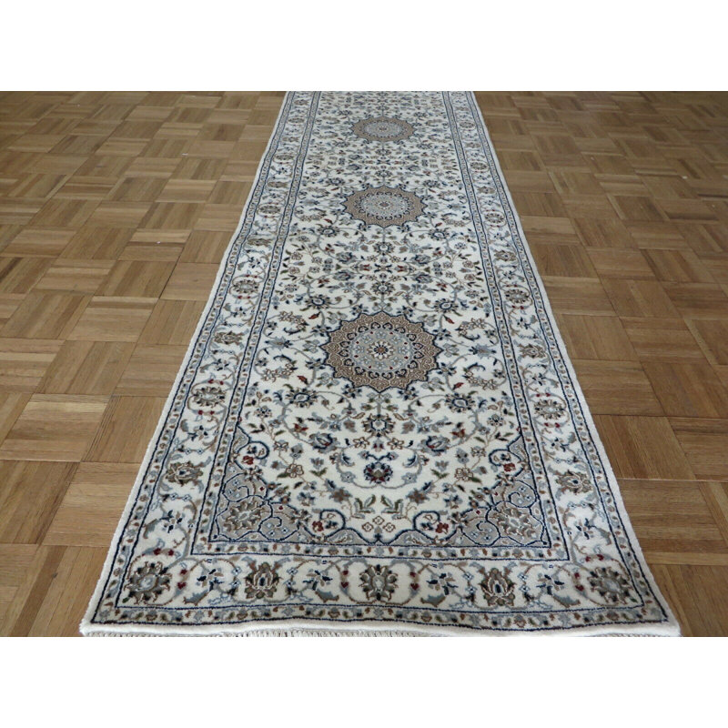 Tapis de couloir 2 pi 8 po x 8 pi 1 po Nain fin ivoire avec soie