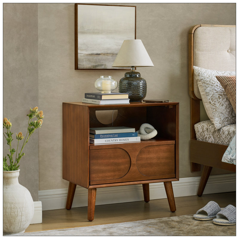 Table de chevet cannelée de style Mid-Century moderne avec station de charge, ports USB et trou de sortie, 4 pieds en bois massif, espace ouvert et tiroir, noyer