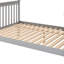 Lit superposé simple au-dessus d'un escalier double avec lustre gris, pin et tablettes de rangement latérales, séparables pour différentes