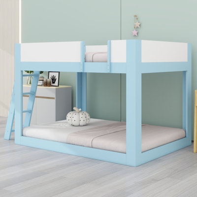 Un lit superposé avec échelle réversible et barrières de sécurité apporte un style bicolore moderne aux chambres d'enfants et aux espaces d'invités.