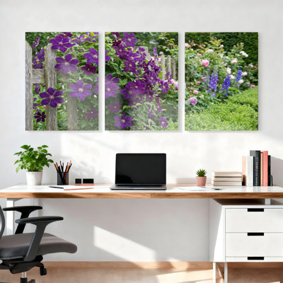 Ensemble de 3 tableaux sur toile représentant des clématites violettes, parfaits pour décorer un salon, une chambre ou toute autre pièce de la maison.