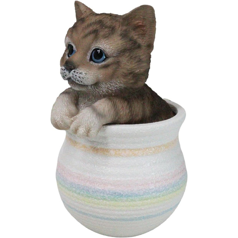 Figurine réaliste de chat tigré brun aux yeux bleus dans un pot artistique pastel