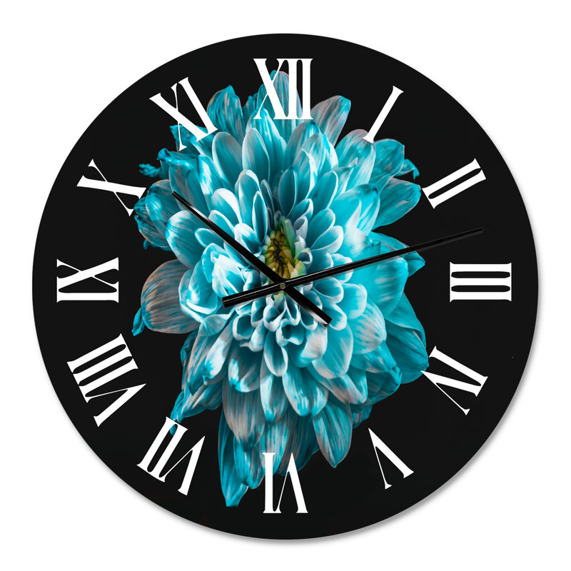 Gros plan d'une fleur avec des pétales bleus et blancs - Horloge murale traditionnelle, Moyenne