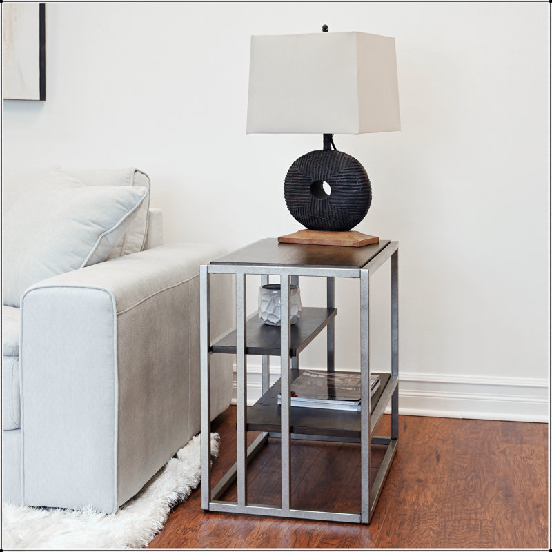 Table d'appoint en bois avec tablette Padena, durable et élégante pour les espaces de vie modernes