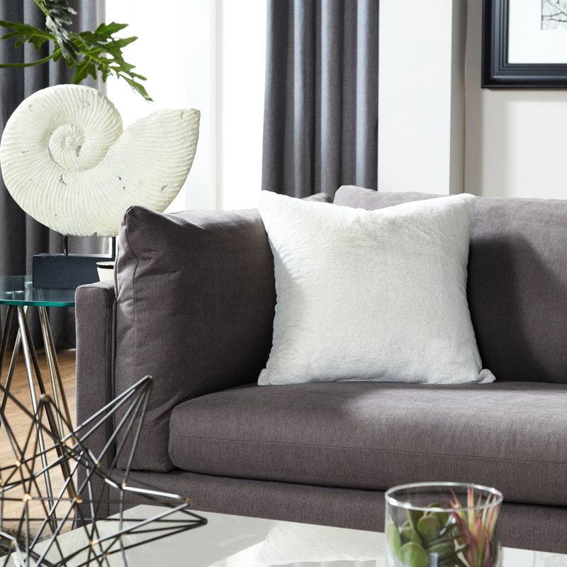 Dossier moderne à dossier coussiné gris carbone avec coussins d'assise fermes et cadre en bois pour salon contemporain