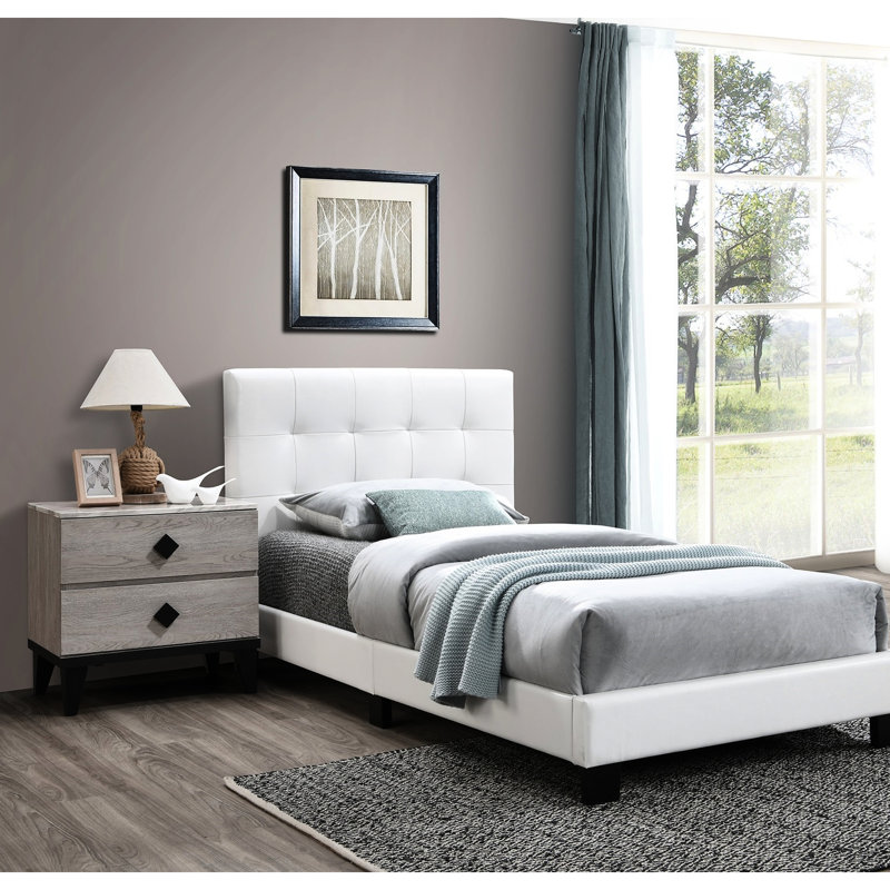 Structure de lit simple blanc, similicuir contemporain, tête de lit rectangulaire, support central, sans sommier, revêtement de chambre à coucher moderne en cuir, pieds de soutien, configuration confortable