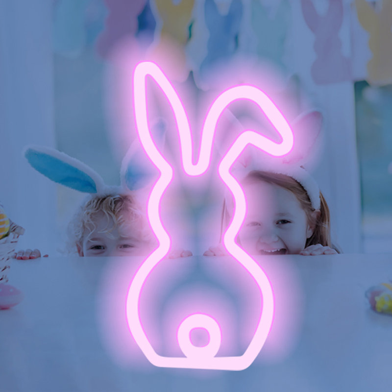 Mignonne lapine à queue de néon pour Pâques