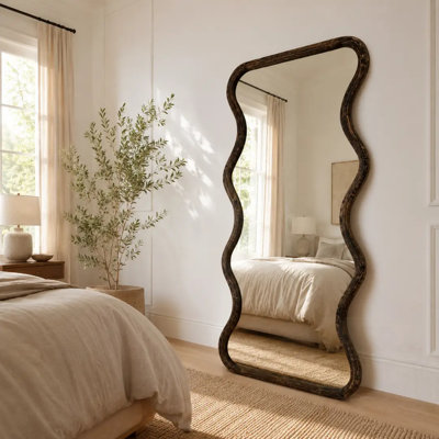 Miroir mural ondulé pleine longueur avec cadre en bois de manguier, parfait pour améliorer la lumière naturelle et ajouter une élégance artistique à n'importe quelle pièce