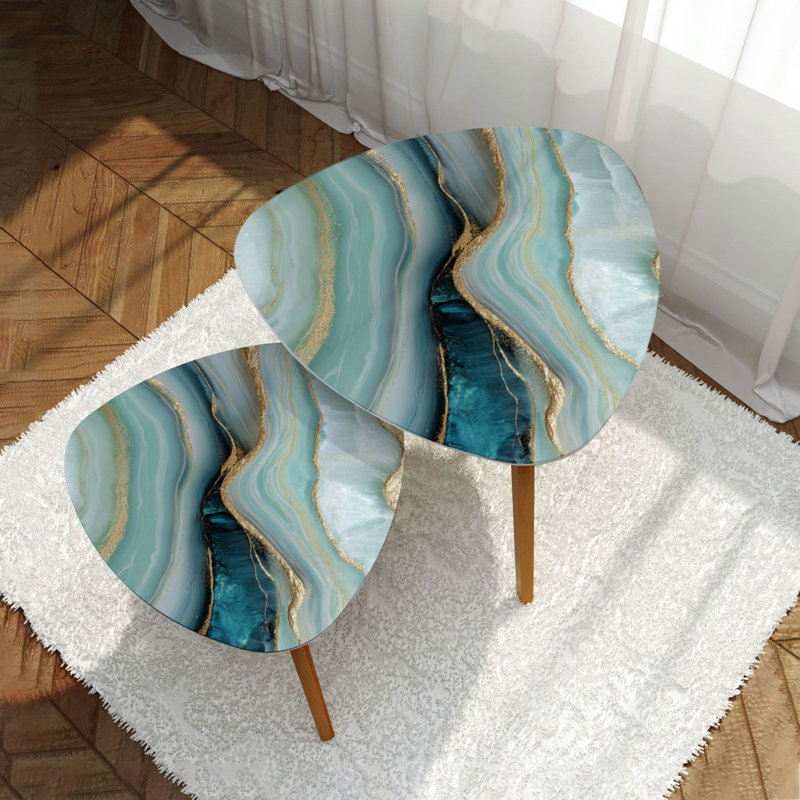 Ensemble de tables basses triangulaires gigognes de 2 fausses pierres abstraites en agate bleues et dorées peintes en table de bout en marbre artificiel pour table d'appoint moderne et minimaliste