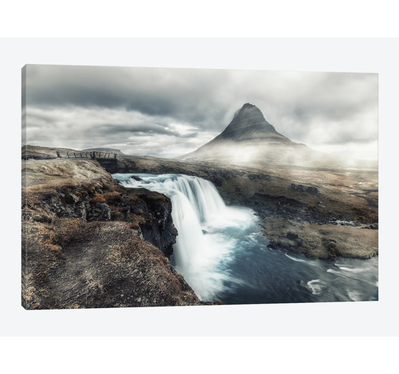 «Kirkjufell in Mist», impression sur toile, H 18 po x l 26 po x P 1,5 po, Toile tendue, Pas de tapis