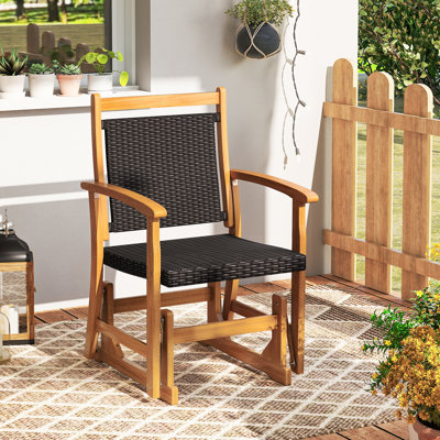 Chaise de patio en rotin avec cadre en bois d'acacia et accoudoirs en osier