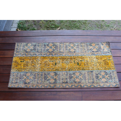 Tapis turc antique avec motif jaune vif pour un accent audacieux et accrocheur dans votre salon ou votre chambre à coucher