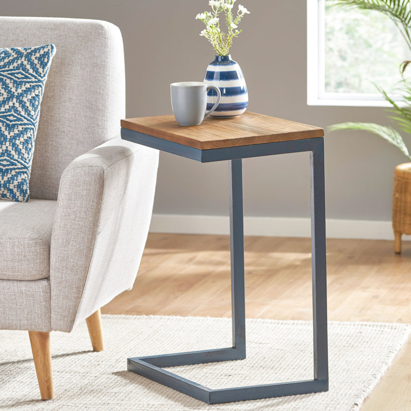 Grande table d'appoint en sapin et en fer forgé, avec piètement foncé et finition naturelle, idéale pour les salons contemporains. Profondeur : 47,5 cm, largeur : 31,8 cm, hauteur : 64,7 cm. Style industriel rectangulaire, convient à différents styles.