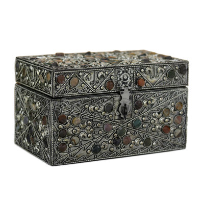 Boîte à bijoux en laiton repousse