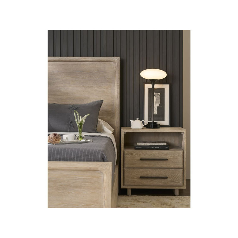 Table de chevet moderne de style désertique, large de 71 cm (28 po), avec rangement ouvert, bande lumineuse DEL et prises électriques.