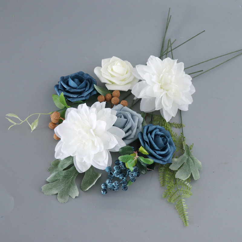 Boîte romantique avec fleurs artificielles faites à la main en blanc et bleu