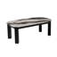 Table basse rectangulaire avec finition en faux marbre panda et pieds noirs, décor de style contemporain pour la maison