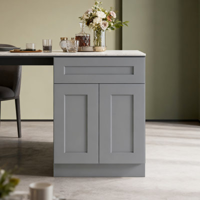 Meuble bas gris de style Shaker de 61 cm (24 po) avec porte et tiroir à fermeture amortie, tablette réglable pour salle de bain.