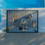 Ensemble de pergola à persiennes d'extérieur en acier galvanisé 20 pi x 10 pi avec toit réglable en acier et PowerPort Backyard Discovery Sarasota
