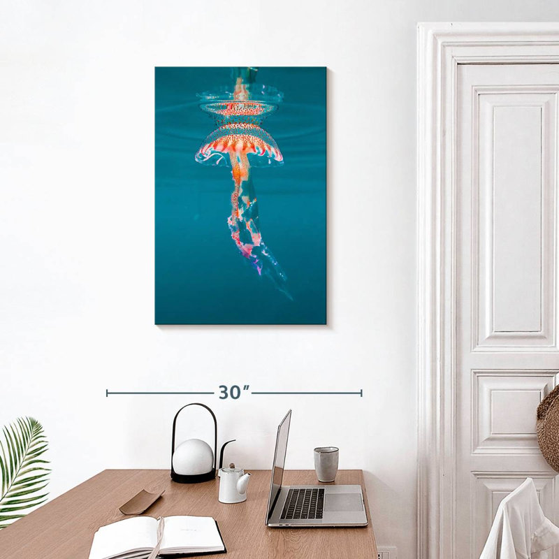 Brampt Jellyfish Under The Surface, H 30 po x l 20 po