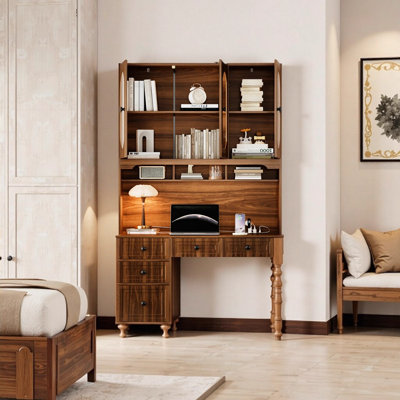 Bureau de direction rétro en noyer de 47 po avec ports de chargement, 5 tiroirs de rangement et armoire à portes vitrées - parfait pour le bureau à domicile et la chambre à coucher