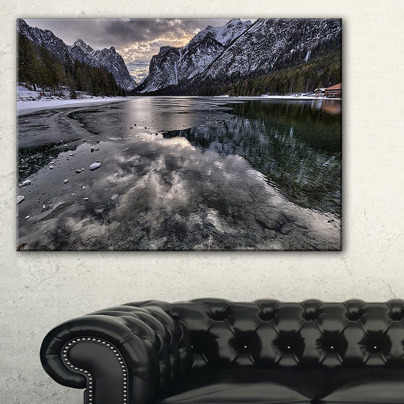 «Black Icy Mountain Lake with Snow», photographie, H 16 po x l 32 po x P 1 po, Toile tendue