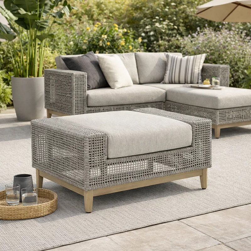 Repose-pieds d'extérieur en résine et osier Yami avec coussin Sunbrella®