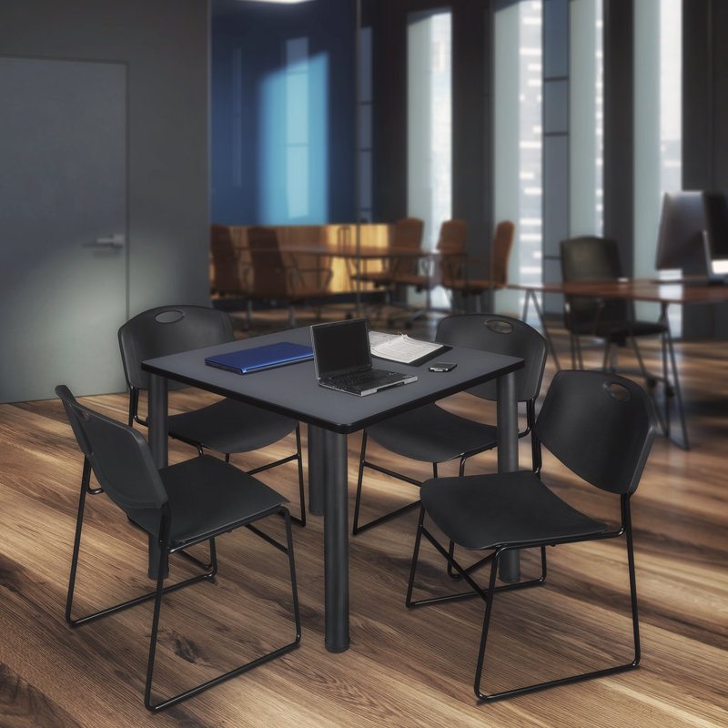 Plateau de table Kee Square, 4 chaises empilables Zeng, H 29 po x l 48 po x P 48 po, Gris / noir, Noir