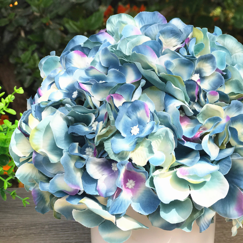 Arrangement floral hortensia en soie dans un vase