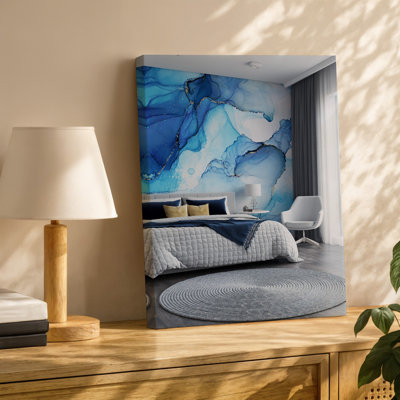 Toile, une scène de chambre à coucher sereine avec un grand mur orné d'art abstrait fluide dans des tons de bleu profond et doux, art mural sur toile