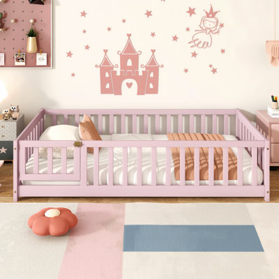 Lit simple au sol avec clôture et porte, lit en bois d'hévéa avec garde-corps de sécurité, rose