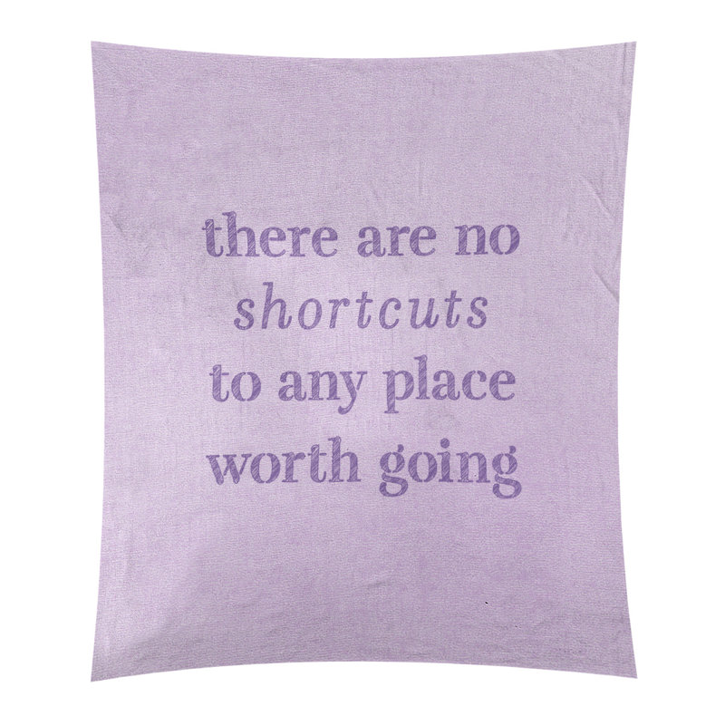 Tapisserie en polyester à l’écriture "no shortcuts", H 60 po x l 51 po, Mauve