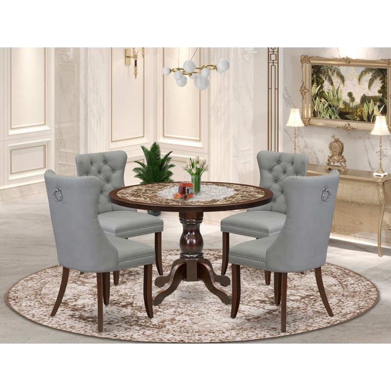 L'ensemble de table de salle à manger 5 pièces comprend une table de salle à manger avec plateau de table en marbre de sable ondulé et 4 chaises en tissu de polyester gris clair, acajou