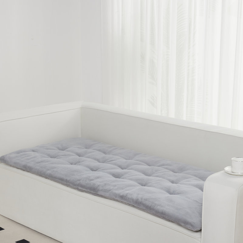Housse de canapé réversible en fausse fourrure et en velours Latitude Run®, H 2,5 po x l 89 po x P 30 po, Gris clair