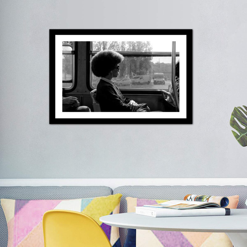 « * * * », reproduction de photo sur toile, Papier avec cadre noir, H 24 po x l 32 po x P 1,5 po