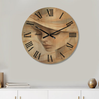 Femme sereine au chapeau de soleil II - Horloge murale surdimensionnée glamour, imprimée sur bois