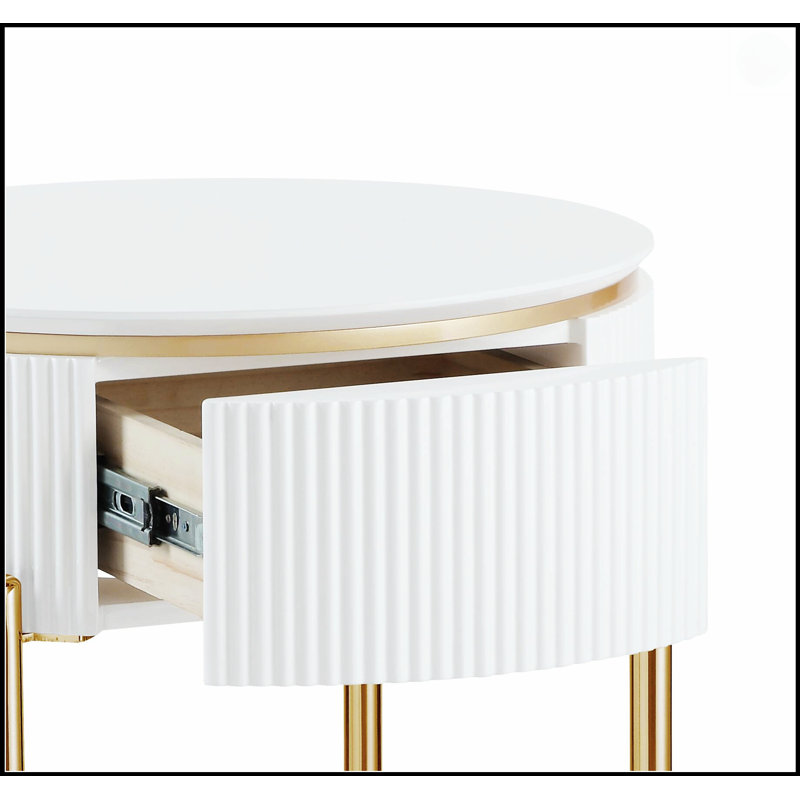 Table de bout à finition brillante et dorée Daveigh avec rangement intégré, parfaite pour les espaces modernes et élégants.