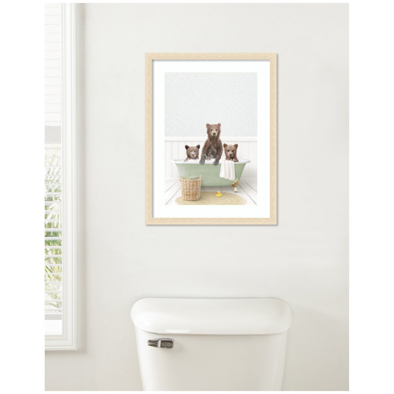 «Three Bear Cubs in Cottage Green Bath» par Amy Peterson, reproduction d'art encadrée