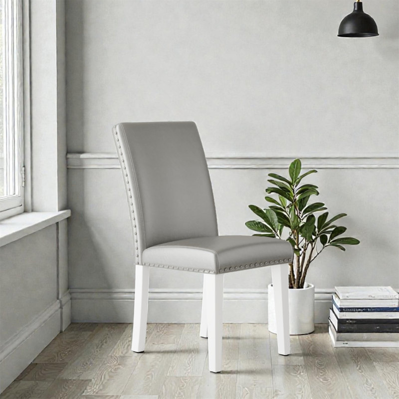 Ensemble de 2 chaises de salle à manger à dossier haut avec garniture cloutée Regal Estate